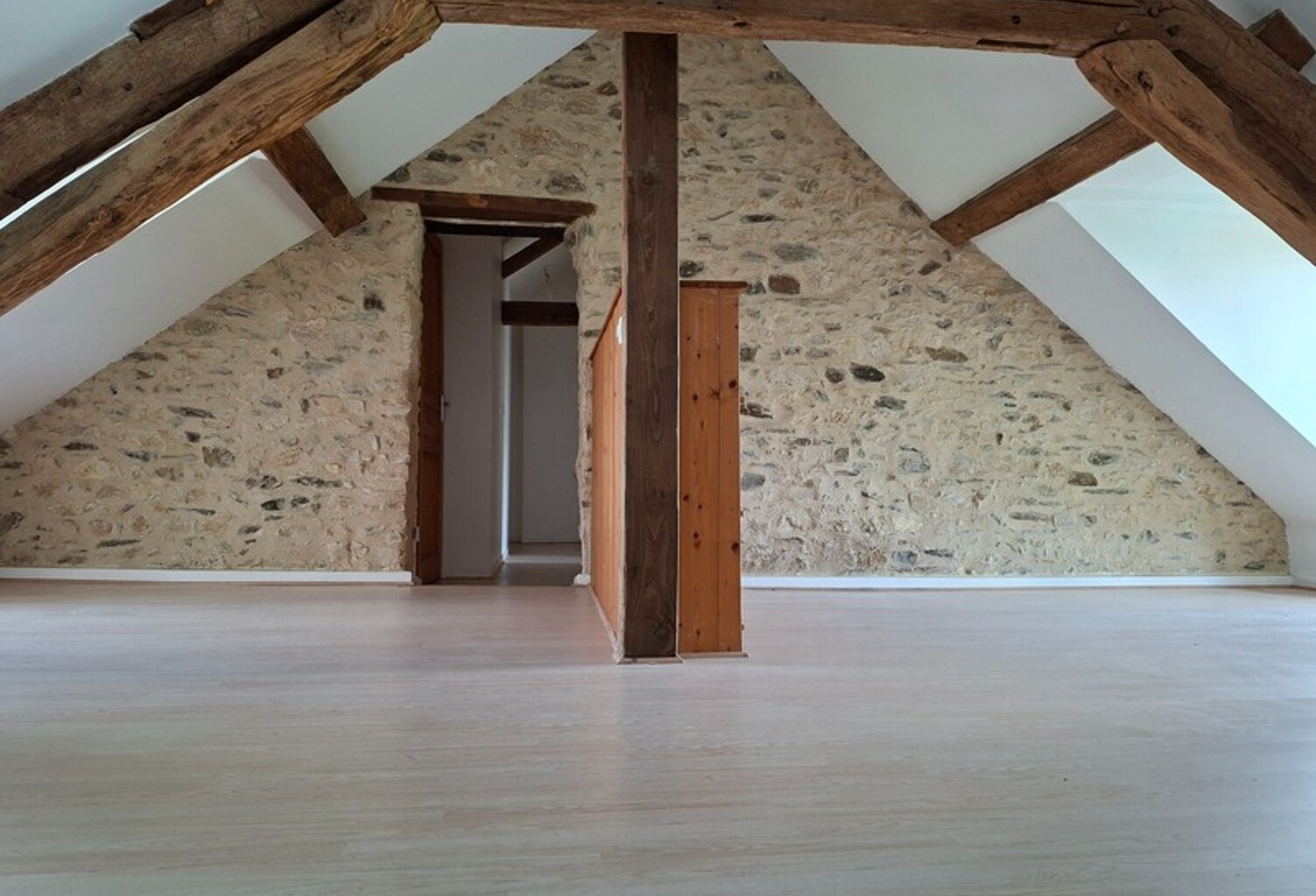 Jolie maison authentique en pierre, Au coeur des Alpes Mancelles, 160m2 surface totale sur Cave, 66 m2 Séjour, jardin clos, 3 chambres et Pièce palière — photo 1