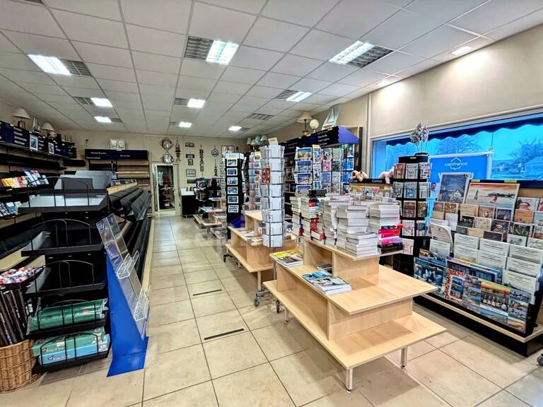 Local Commercial 123m² - Emplacement N°1 avec parking privatif — photo 1