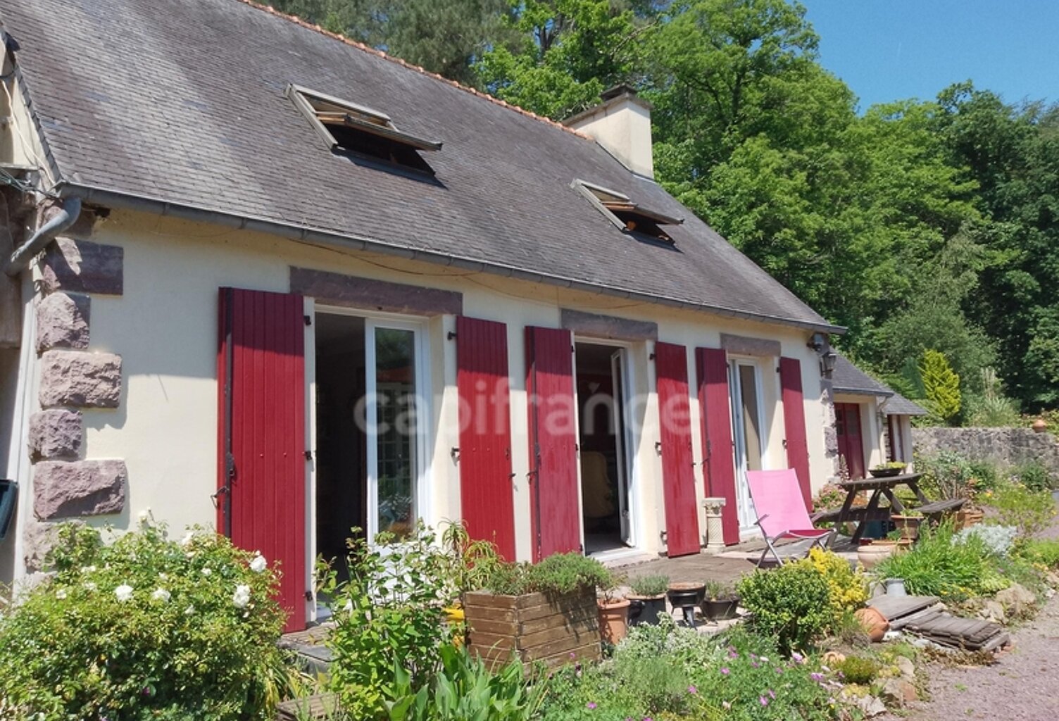 Maison avec écrin de verdure et bois — photo 1