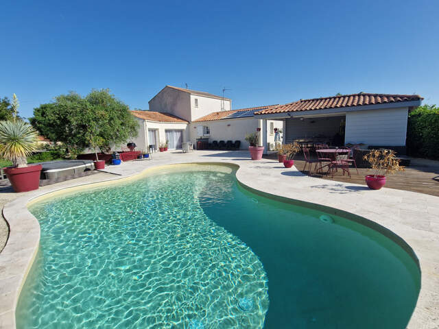 Maison à vendre 6 pièces proche de TONNAY BOUTONNE (17)- 183 m² habitables-Jardin- Piscine — photo du bien