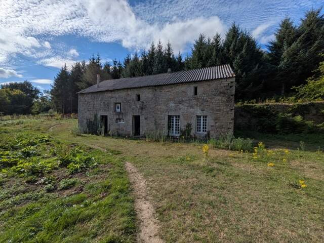 Ensemble de 3 Longères de 430m² au total en pierre a rénover avec appentis et grange parcelle de 8000 m² envrion — photo du bien