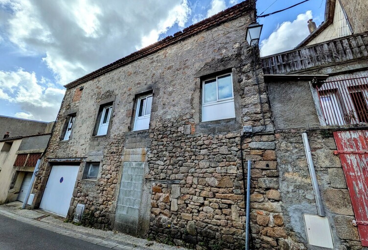 Maison à rénover 170 m² - MORTAGNE SUR SEVRE (85) — photo 1