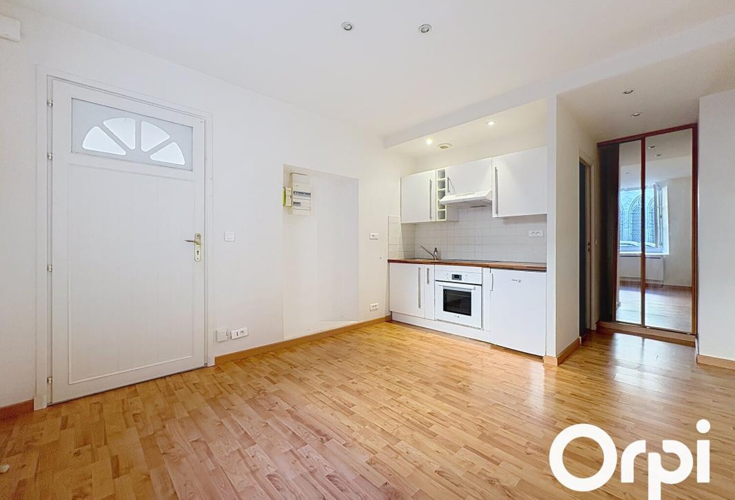 🏡 Studio à louer – Centre-ville de Saint-Flour — photo 1