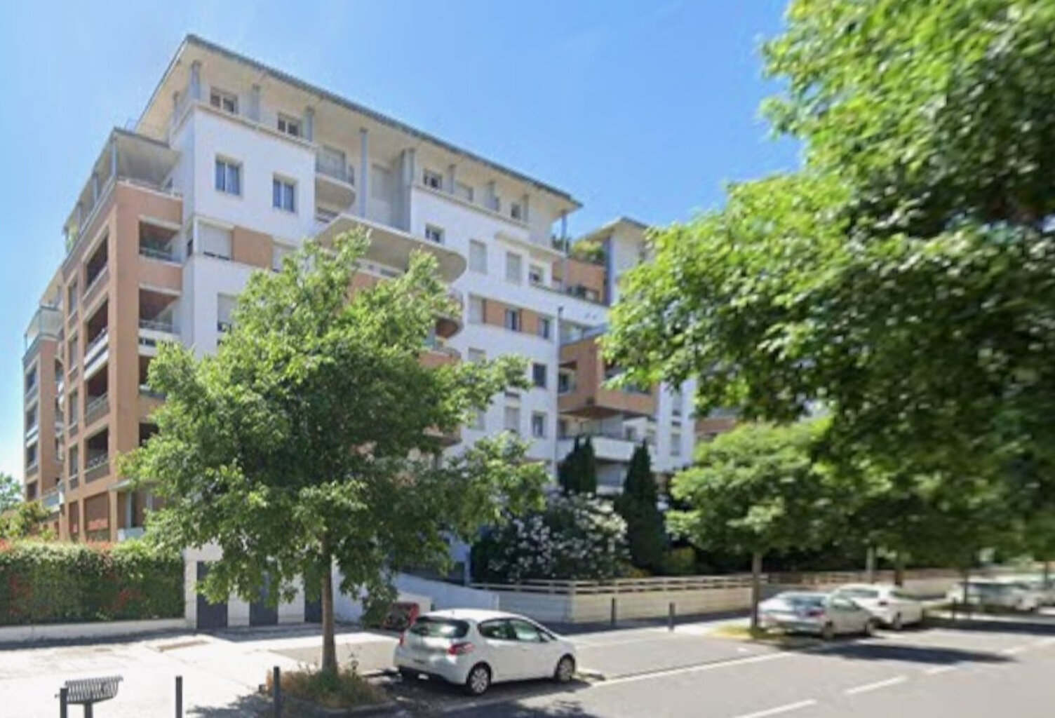 7 DENIERS / RUE BARDOU PARKING SECURISE — photo 1