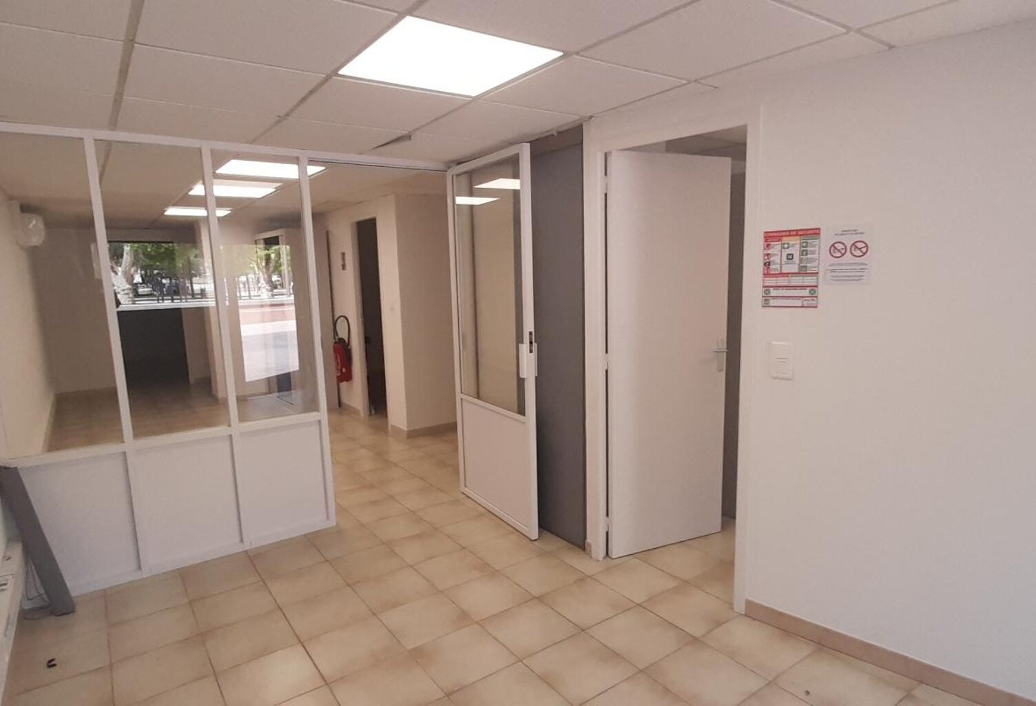 À louer - locaux de 80 m² à Vinon-sur-Verdon — photo 1