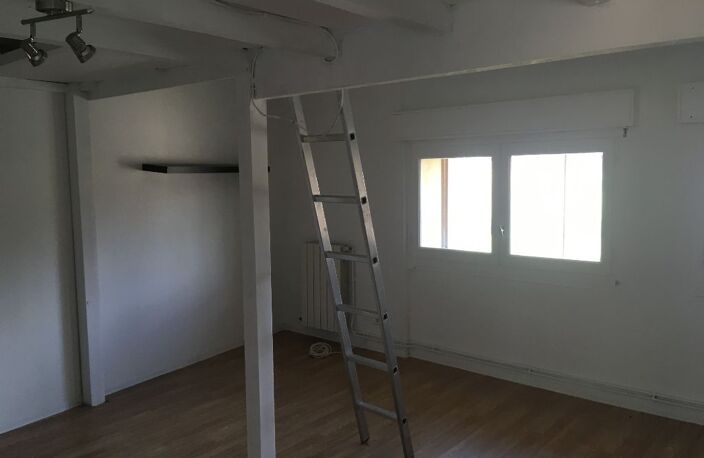 Location - Marguerittes  type 1 avec stationnement en campagne — photo 4