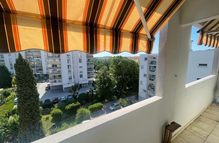 A VENDRE LA SEYNE SUR MER 83500 APPARTEMENT 3 PIECES 2 CHAMBRES DERNIER ETAGE ASCENSEUR CAVE ET PARKING PRIVATIF — photo 2