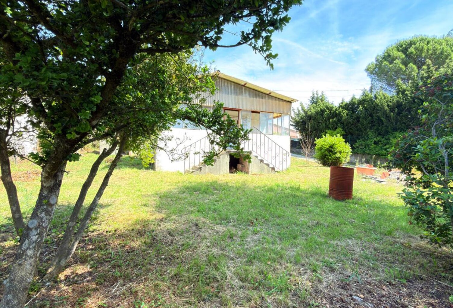 Villemoustaussou ! Maison à RENOVER sur 1100m² de terrain constructible — photo 1