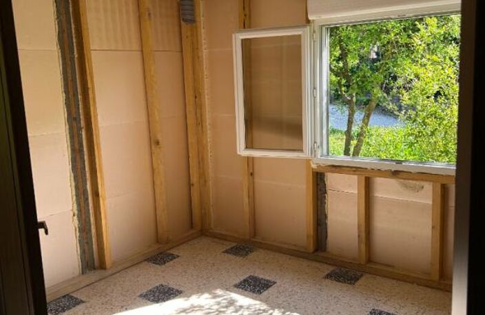 Villemoustaussou ! Maison à RENOVER sur 1100m² de terrain constructible — photo 3