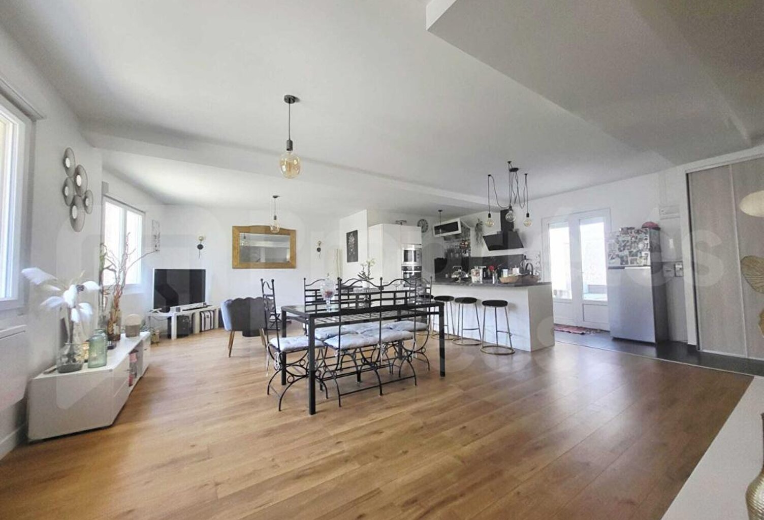 Coup de coeur pour cette maison rénovée, 3 chambres, jardin et stationnement — photo 1