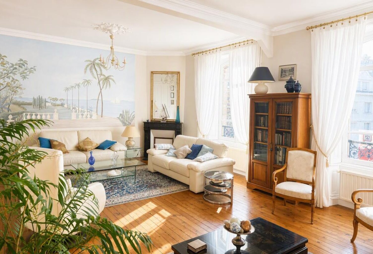 Magnifique Appartement de type Haussmannien 170 m2, cave, garage et parking en plein centre! — photo 1