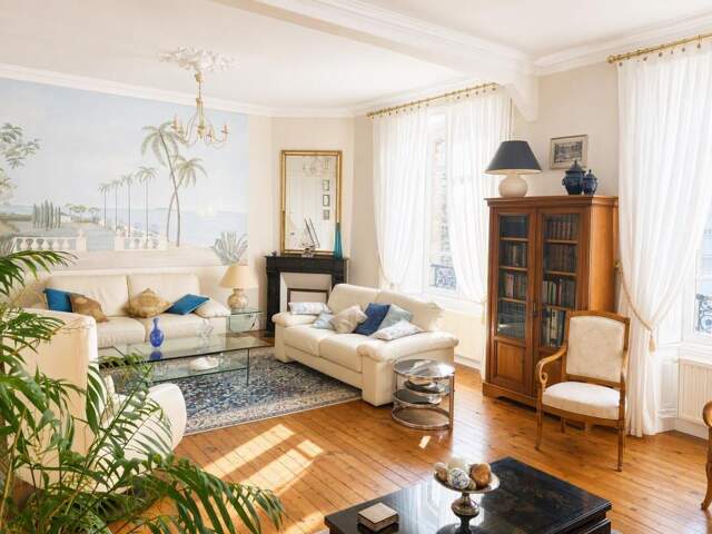 Magnifique Appartement de type Haussmannien 170 m2, cave, garage et parking en plein centre! — photo du bien