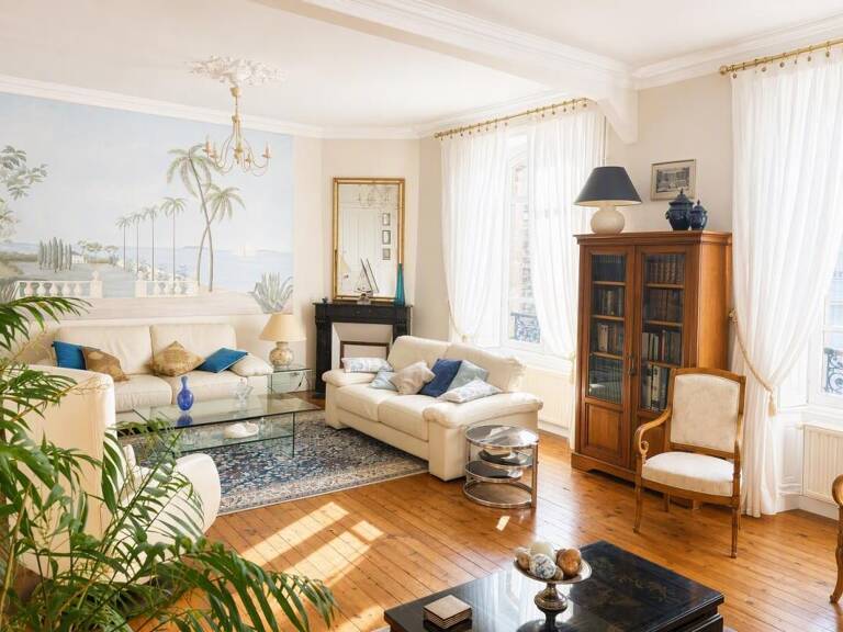 Magnifique Appartement de type Haussmannien 170 m2, cave, garage et parking en plein centre! — photo 1
