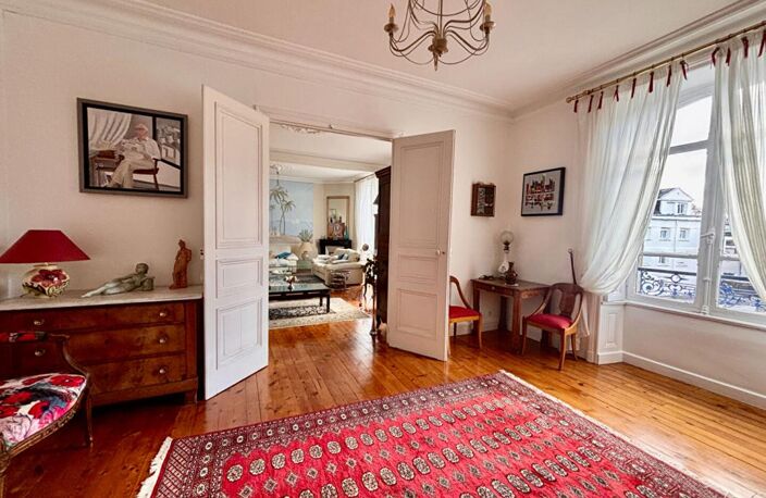 Magnifique Appartement de type Haussmannien 170 m2, cave, garage et parking en plein centre! — photo 3