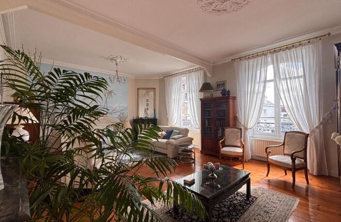 Magnifique Appartement de type Haussmannien 170 m2, cave, garage et parking en plein centre! — photo 5
