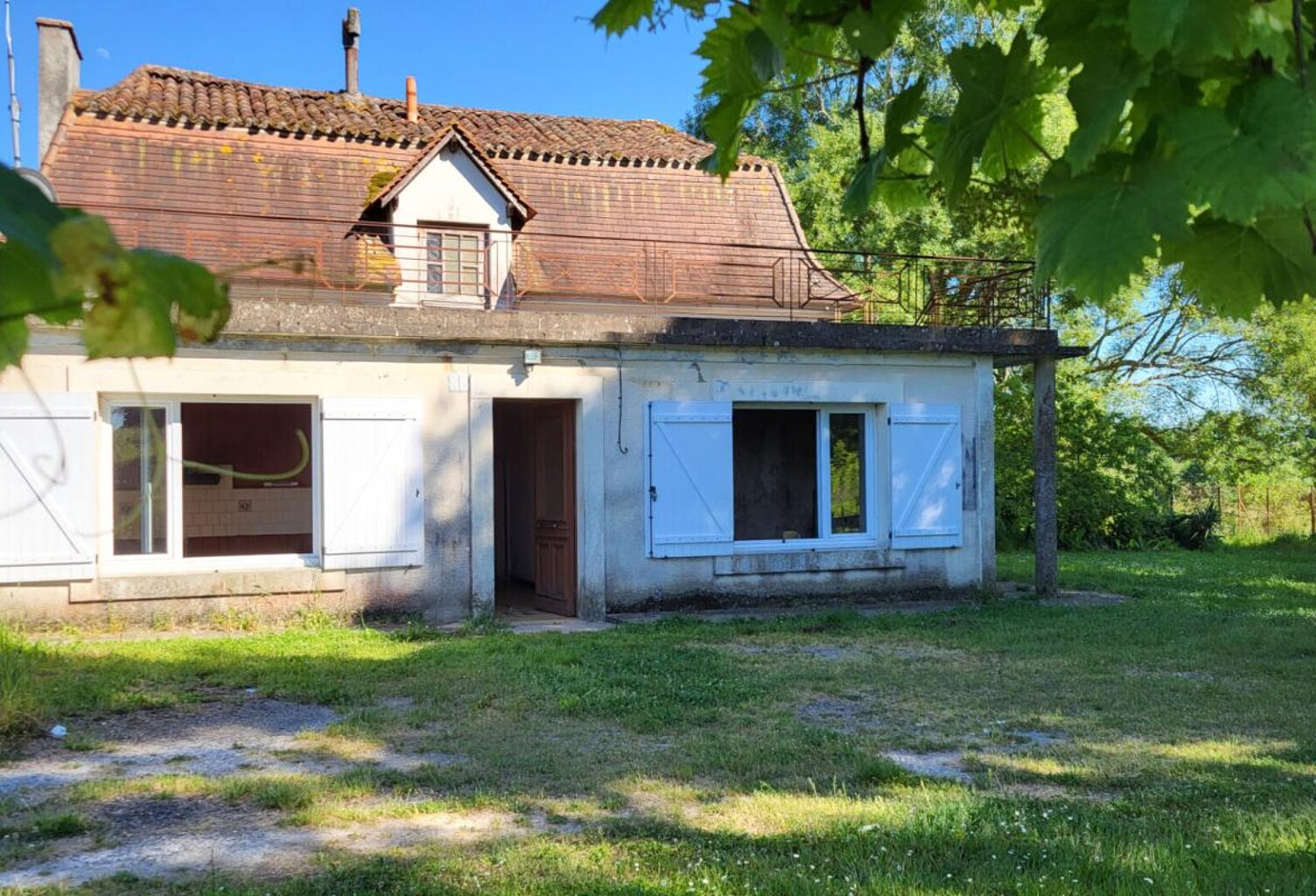 241300 Maison Bosset 5 pièces de plain pied 103 m2 à rénover sur parcelle de 2237 m² — photo 1