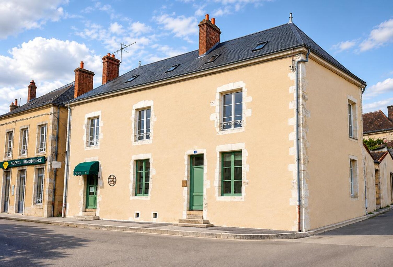 Bellême centre - Immeuble de rapport  avec commerce et appartements meublés - Rentabilité et potentiel d'évolution — photo 1
