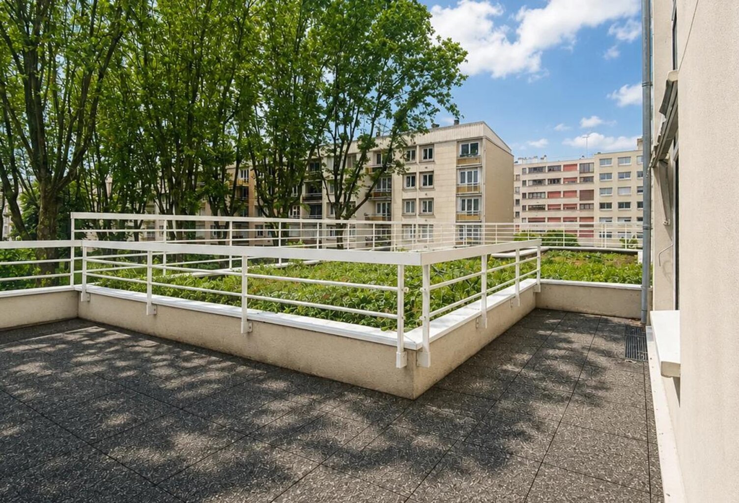 Bureaux de 118 m² à louer avec terrasse privative, à 5mn du métro Pont de Saint-Cloud, composé d'un grand espace ouvert avec un coin cuisine, et d'un bureau cloisonné — photo 1