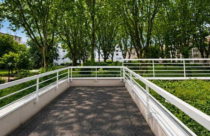 Bureaux de 118 m² à louer avec terrasse privative, à 5mn du métro Pont de Saint-Cloud, composé d'un grand espace ouvert avec un coin cuisine, et d'un bureau cloisonné — photo 2