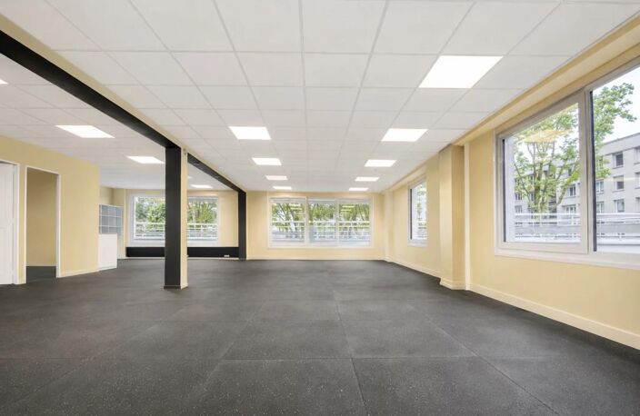 Bureaux de 118 m² à louer avec terrasse privative, à 5mn du métro Pont de Saint-Cloud, composé d'un grand espace ouvert avec un coin cuisine, et d'un bureau cloisonné — photo 3