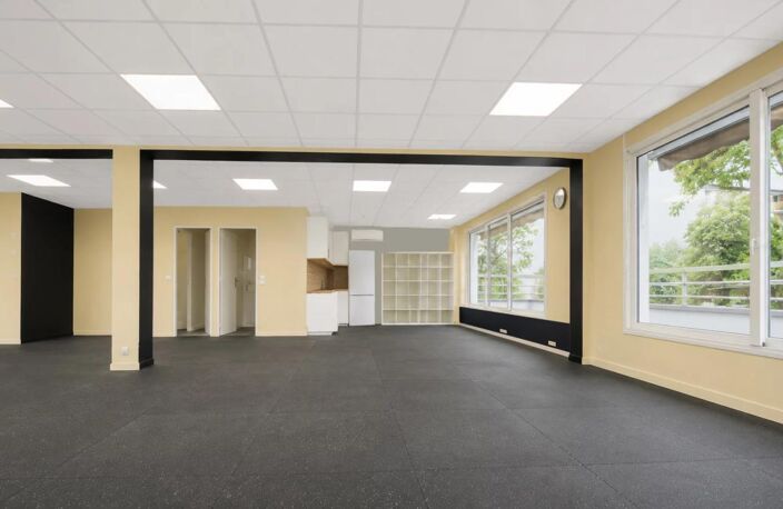 Bureaux de 118 m² à louer avec terrasse privative, à 5mn du métro Pont de Saint-Cloud, composé d'un grand espace ouvert avec un coin cuisine, et d'un bureau cloisonné — photo 4