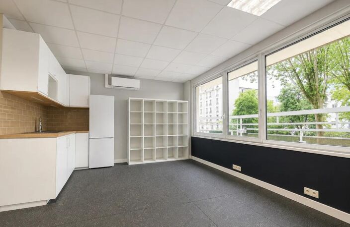 Bureaux de 118 m² à louer avec terrasse privative, à 5mn du métro Pont de Saint-Cloud, composé d'un grand espace ouvert avec un coin cuisine, et d'un bureau cloisonné — photo 5