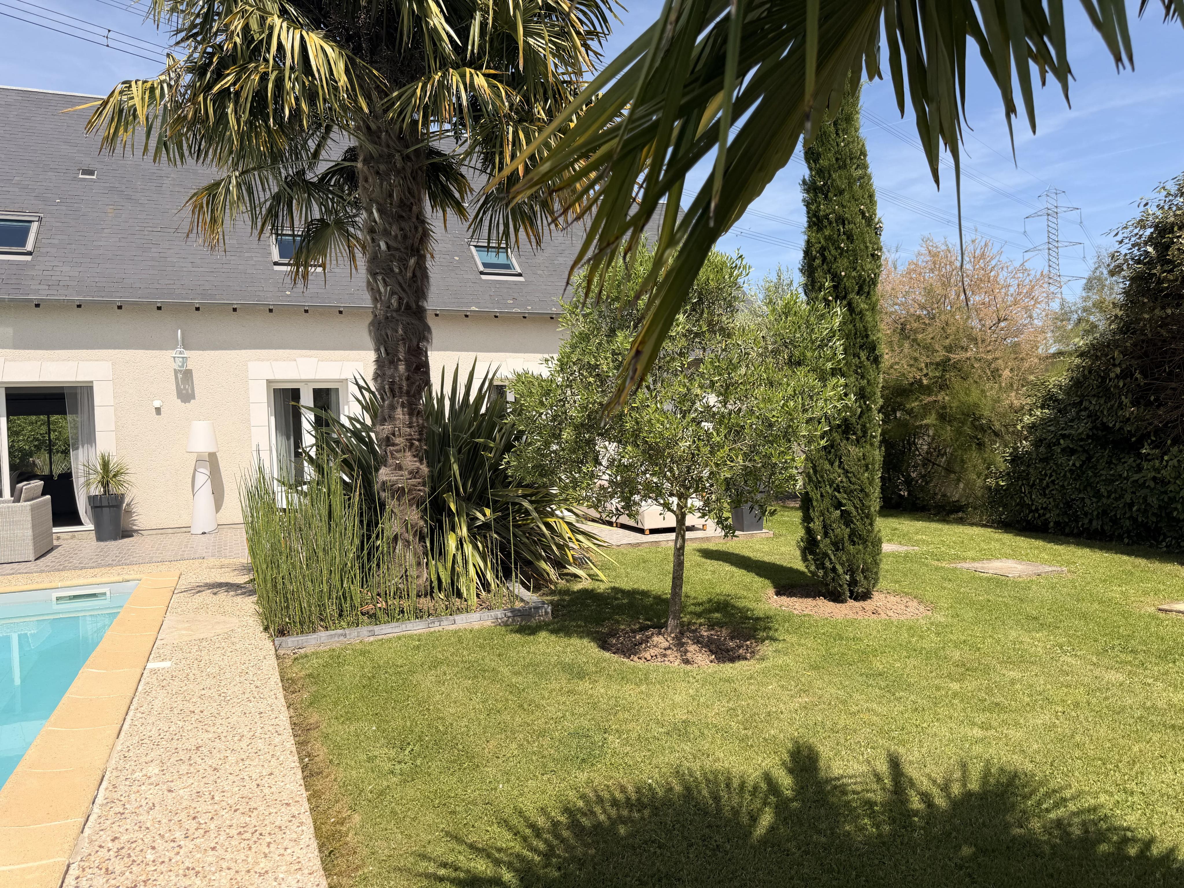CONTEMPORAINE JOUE-LES-TOURS - JARDIN PISCINE - JACUZZI - HANGAR