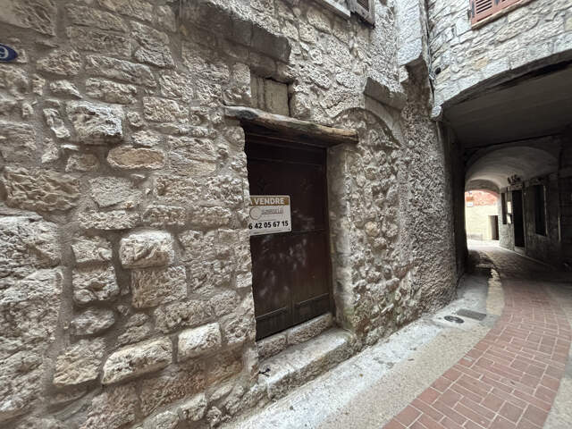 cave / local centre du village de Peille — photo du bien