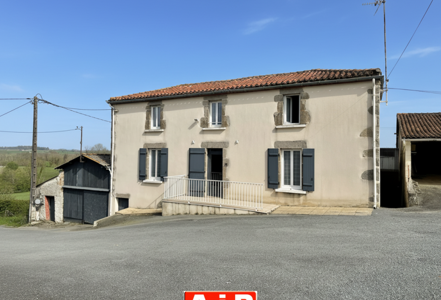 Maison en pierre avec vue sur la campagne — photo 1