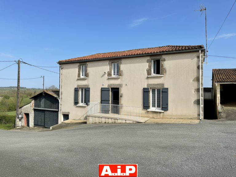 Maison en pierre avec vue sur la campagne — photo 1