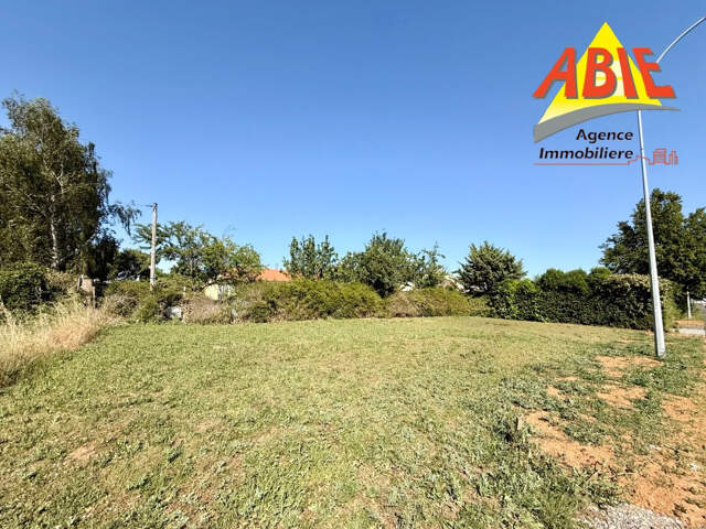 Emplacement no1 pour ce terrain à FONTENAY-LE-COMTE — photo du bien