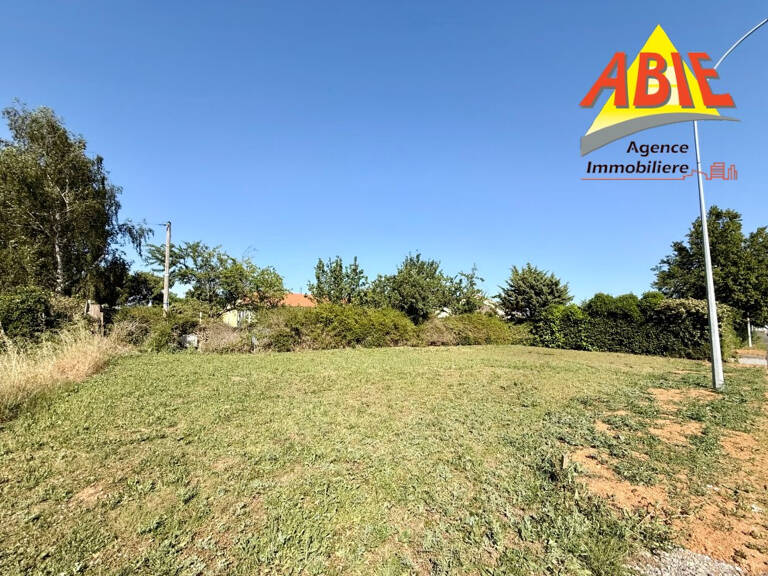 Emplacement no1 pour ce terrain à FONTENAY-LE-COMTE — photo 1