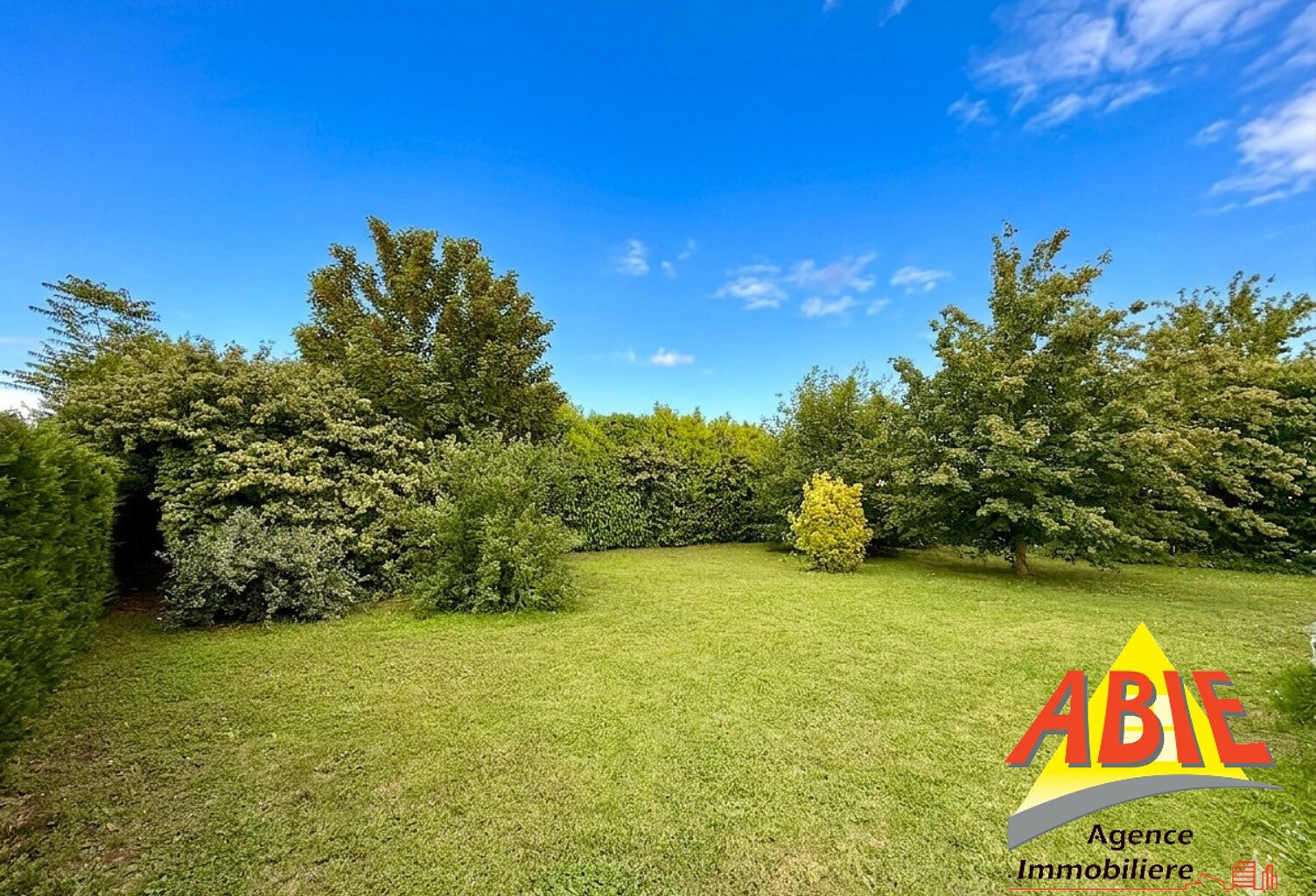 Terrain constructible de 542 m2 à FONTENAY-LE-COMTE - emplac — photo 1