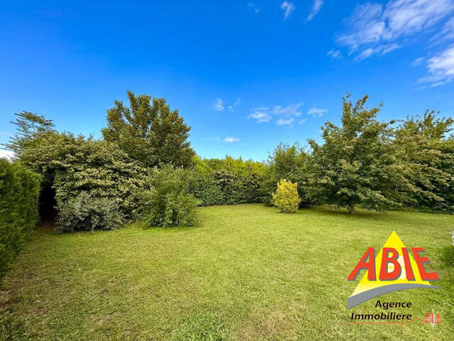 Terrain constructible de 542 m2 à FONTENAY-LE-COMTE - emplac — photo du bien