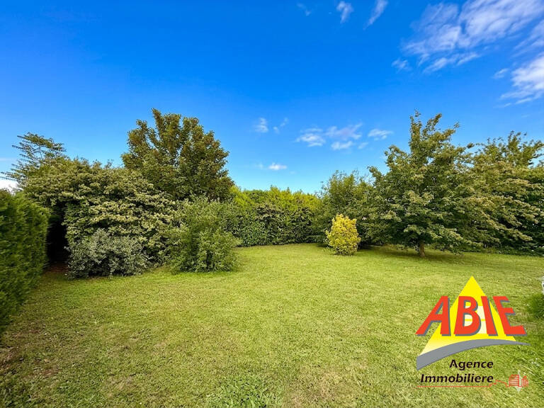 Terrain constructible de 542 m2 à FONTENAY-LE-COMTE - emplac — photo 1