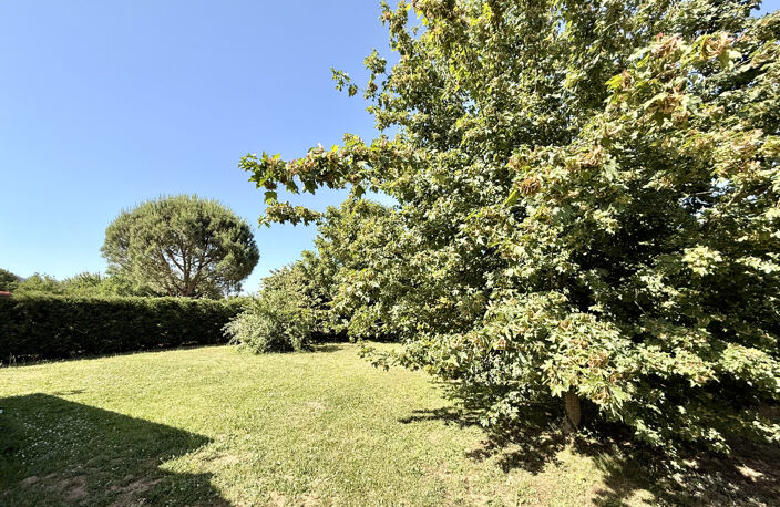 Terrain constructible de 542 m2 à FONTENAY-LE-COMTE - emplac — photo 3