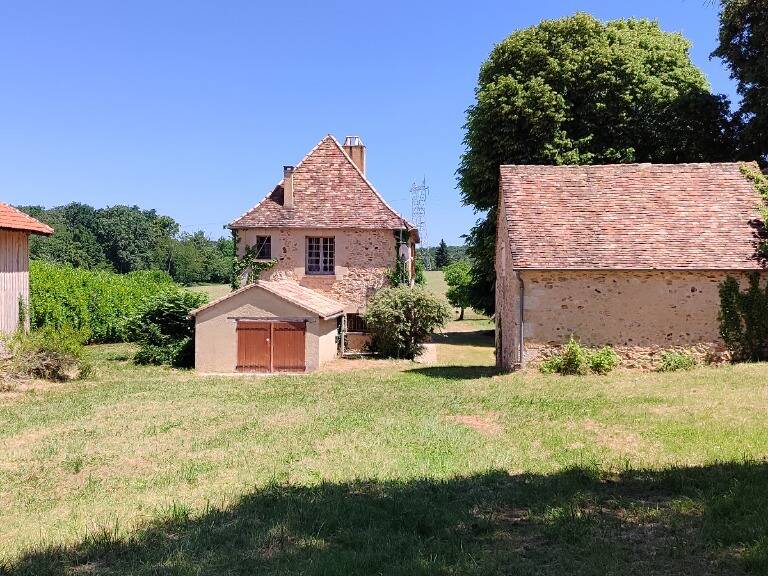 Secteur Lindois Belle propriété en pierre composée d'une Périgourdine en pierre de 133 m² offrant 3 chambres,  dépendances un séchoir à tabac, garage, grange, cave le tout sur un terrain de 56 611 m² en partie boisé. — photo 1