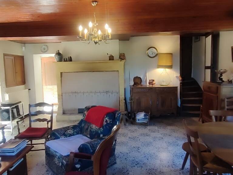 Secteur Lindois Belle propriété en pierre composée d'une Périgourdine en pierre de 133 m² offrant 3 chambres,  dépendances un séchoir à tabac, garage, grange, cave le tout sur un terrain de 56 611 m² en partie boisé. — photo 1