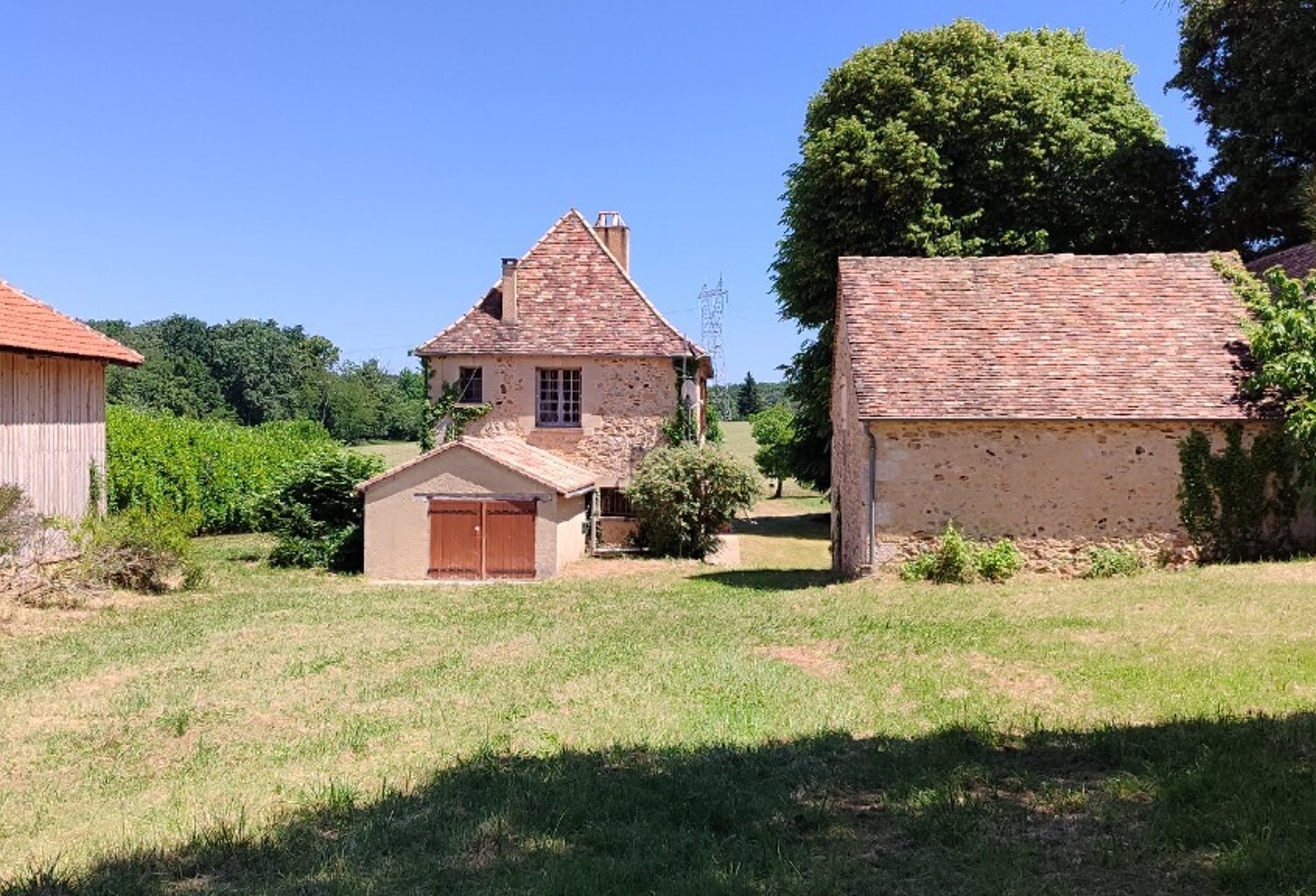 Secteur Lindois Belle propriété en pierre composée d'une Périgourdine en pierre de 133 m² offrant 3 chambres,  dépendances un séchoir à tabac, garage, grange, cave le tout sur un terrain de 56 611 m² en partie boisé. — photo 1