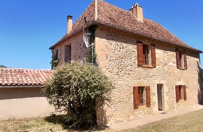 Secteur Lindois Belle propriété en pierre composée d'une Périgourdine en pierre de 133 m² offrant 3 chambres,  dépendances un séchoir à tabac, garage, grange, cave le tout sur un terrain de 56 611 m² en partie boisé. — photo 2