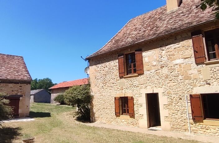 Secteur Lindois Belle propriété en pierre composée d'une Périgourdine en pierre de 133 m² offrant 3 chambres,  dépendances un séchoir à tabac, garage, grange, cave le tout sur un terrain de 56 611 m² en partie boisé. — photo 3