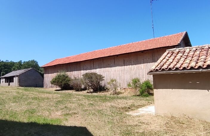 Secteur Lindois Belle propriété en pierre composée d'une Périgourdine en pierre de 133 m² offrant 3 chambres,  dépendances un séchoir à tabac, garage, grange, cave le tout sur un terrain de 56 611 m² en partie boisé. — photo 5