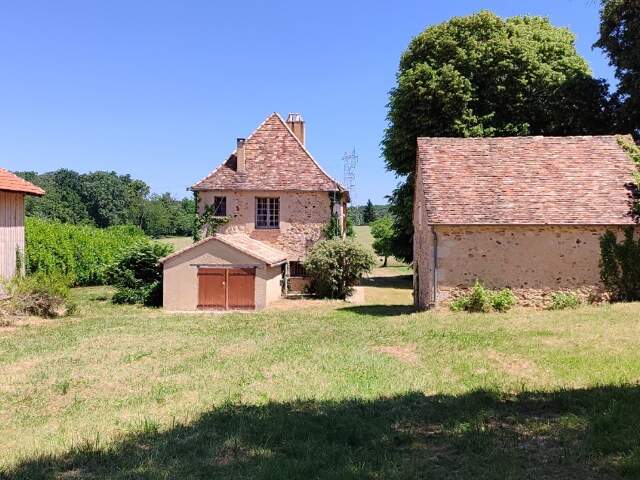 Secteur Lindois Belle propriété en pierre composée d'une Périgourdine en pierre de 133 m² offrant 3 chambres,  dépendances un séchoir à tabac, garage, grange, cave le tout sur un terrain de 56 611 m² en partie boisé. — photo du bien
