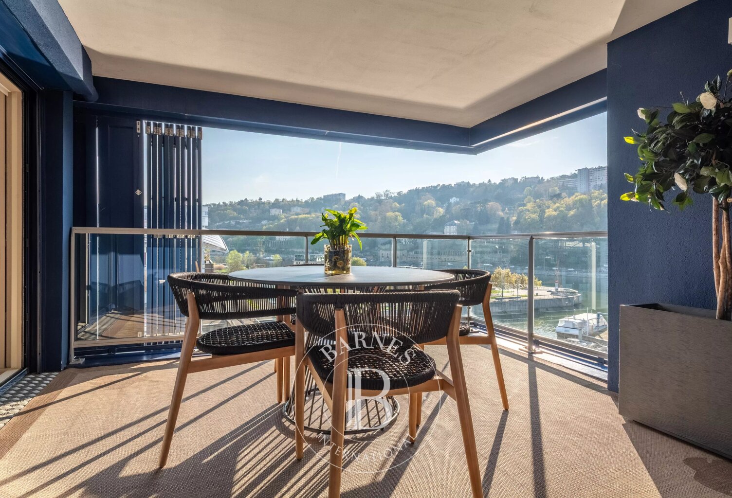 Lyon 2 - Confluence - Appartement de 123 m² au 5 ème étage avec deux terrasses - 3 Chambres — photo 1