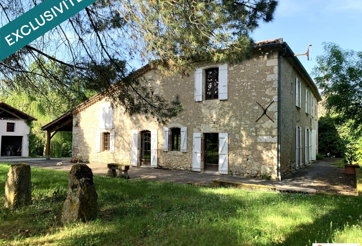 MAISON DE FAMILLE AVEC PARC, PISCINE ET DÉPENDANCES — photo 1