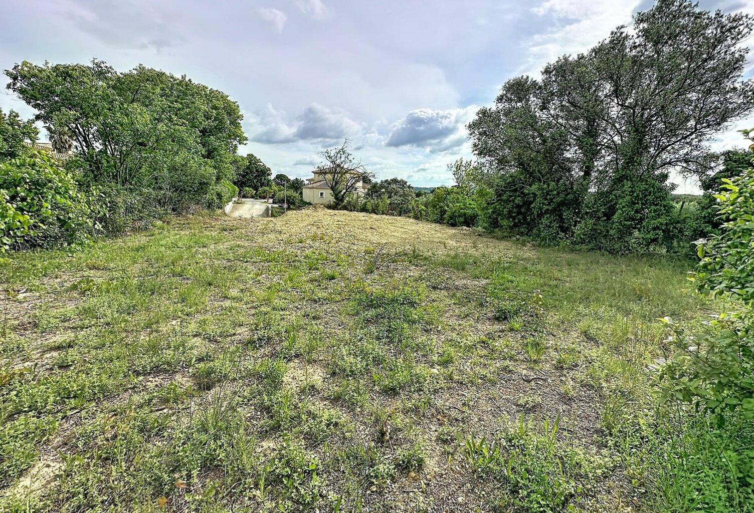 Un superbe terrain plat avec vue dominante, dans un environnement privilégié à seulement 20 minutes de Béziers. — photo 1