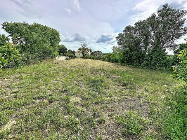 Un superbe terrain plat avec vue dominante, dans un environnement privilégié à seulement 20 minutes de Béziers. — photo du bien