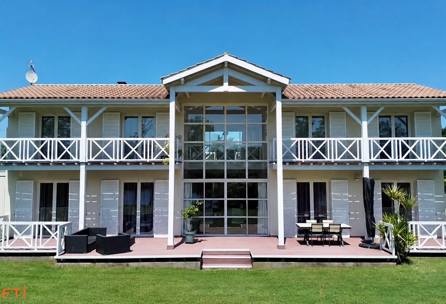 Maison d'architecte au bord du lot — photo 1