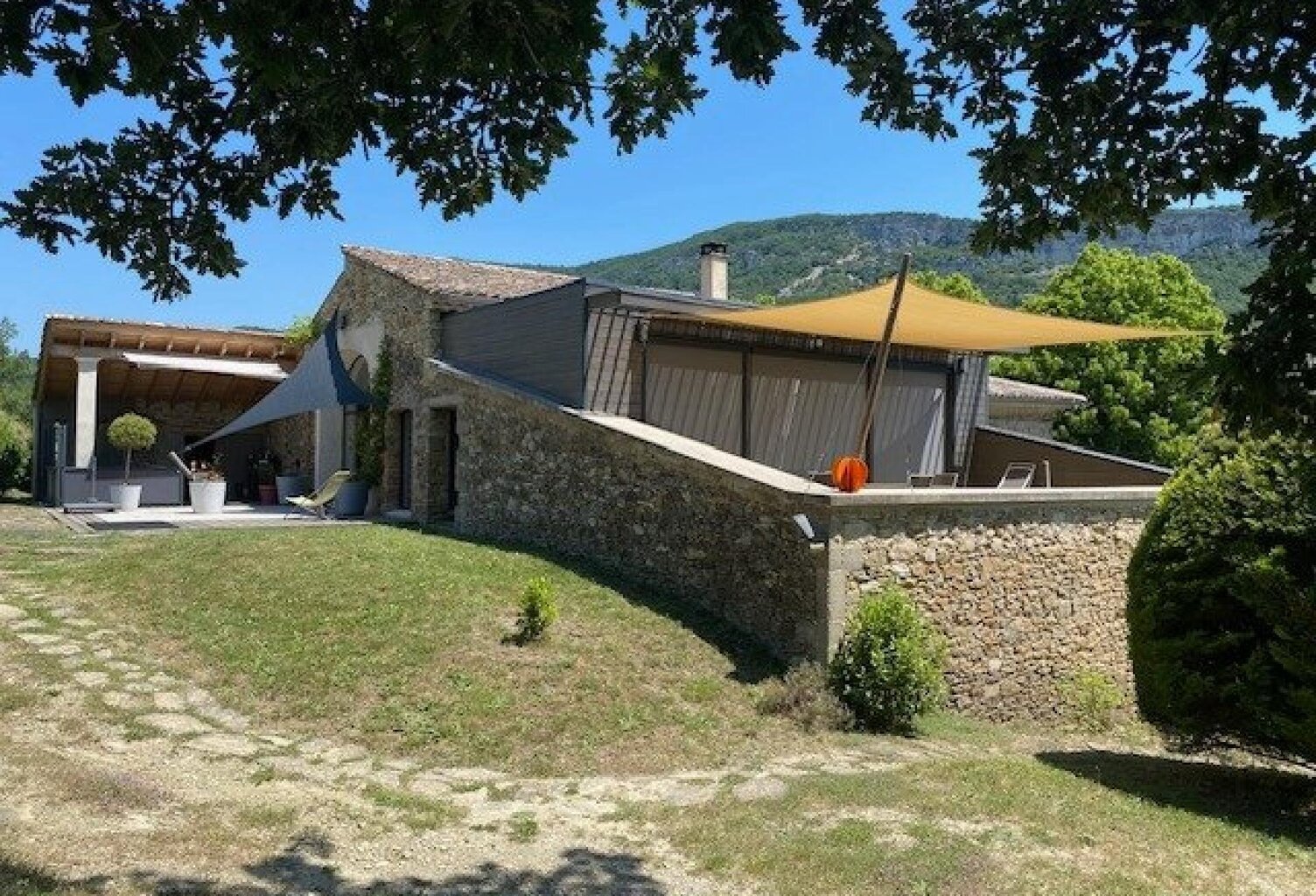 Ancienne ferme rénovée sur un domaine attenant de 12 hectares avec source, vue montagnes et potentiel multi-habitation — photo 1