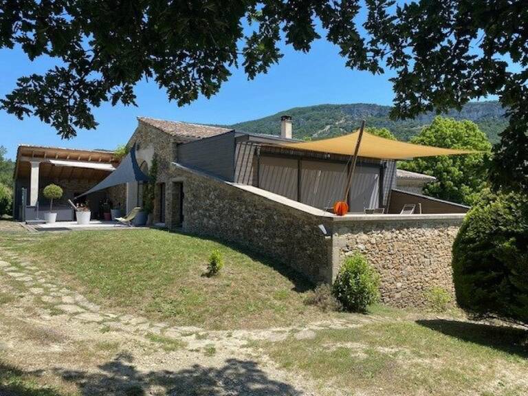 Ancienne ferme rénovée sur un domaine attenant de 12 hectares avec source, vue montagnes et potentiel multi-habitation — photo 1